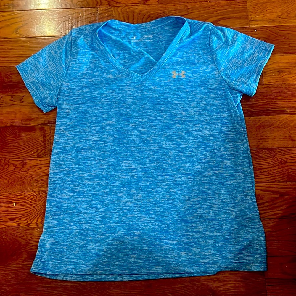 Women’s Size Large Under Armour V neck loose fit heat gear shirt.
